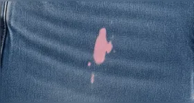 Descubra dica simples para recuperar roupas manchadas por água sanitária.