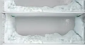 O gelo acumulado no freezer compromete a eficiência do eletrodoméstico e pode elevar o consumo de energia.