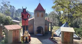 "Igreja da Pombagira", fundada pelo bruxo Wilian Brito, conhecido como Malagueta, tem como missão acolher mulheres vítimas de abuso, promover rituais de proteção e homenagear a força feminina através da figura da pombagira.