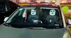 Motoristas usam máscaras em carros para espantar ladrões.