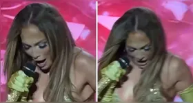 Jennifer Lopez lida com falha de figurino de forma descontraída durante apresentação na Polônia.