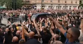 Uma multidão de fãs se aglomerou para homenagear o rei do rock.