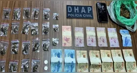 Durante a busca pessoal, foram encontrados na mochila do criminoso 23 porções de substância análoga à maconha e a quantia de R$ 483 em espécie.