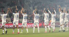 Elenco do Paysandu comemora com a torcida o empate na Arena da Baixada