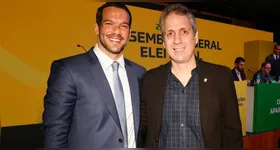 Presidente da CBF, Samir Xaud, ao lado do vice da entidade e presidente da FPF, Ricardo Gluck Paul