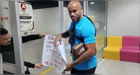 Zagueiro Thiago Heleno recebeu faixa com frases de gratidão da torcida do Athletico-PR