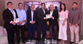 O presidente do Grupo RBA, Camilo Centeno juntamente com membros da diretoria ao lado do presidente da ASPAS, Jorge Portugal e representantes de supermercados de Belém.