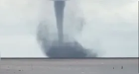 Nas imagens, é possível ver que o fenômeno causa uma forte ventania na região.