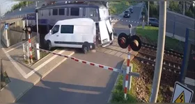 O fato aconteceu no momento em que o veículo tentava se desviar da ferrovia pela qual passaria o trem.