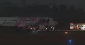 Avião realiza pouso de emergência em Brasília após ameaça de bomba encontrada em bilhete no banheiro da aeronave.
