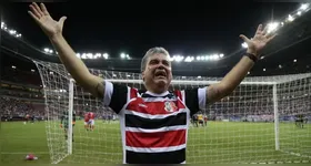 Marcelo Cabo, técnico do Santa Cruz, em lágrimas após a classificação