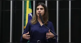 Deputada Camila Jara apareceu em um vídeo agredindo colega Nikolas Ferreira na Câmara.