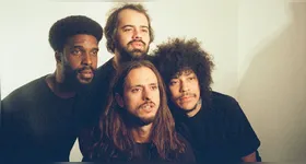 De Goiânia para o mundo, a banda já passou por festivais como SXSW e Primavera Sound. Em Belém, prometem um mergulho hipnótico e tropical.