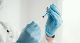 Ao longo de aproximadamente 20 meses de acompanhamento, 84% dos participantes desenvolveram células T específicas para o KRAS, e muitos permaneceram livres da doença.