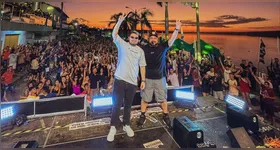 A dupla inclui no repertório musica eletrônica, funk, marcantes e muito tecno brega, além de um corpo de ballet para animar ainda mais o público.