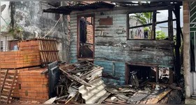 Incêndio de grandes proporções atinge casa de madeira no bairro do Barreiro, em Belém.