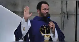 Padre é investigado por agredir idosa durante missa em São Paulo.