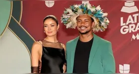 O casal de atores Sophie Charlotte e Xamã tentou entrar no carro próprio e foram barrados por militares. Eles precisaram retornar e entrar na festa como os outros convidados.