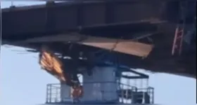 Momento em que empurrador de balsa colide com a estrutura da nova ponte de Outeiro, ainda em construção.
