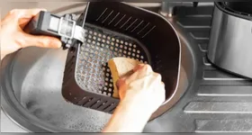 Quem já teve ou tem o aparelho sabe que para conservá-lo em bom estado é preciso manter a limpeza frequente, já que o mesmo acumula restos de alimentos, além de um odor nada agradável.