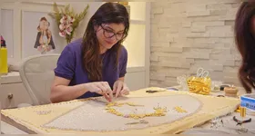 Estilista Letícia Nassar finaliza os detalhes do manto do Círio 2025, que será apresentado no dia 09 de outubro, na Basílica Santuário de Nazaré.
