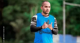 Edinho, atacante do Paysandu, retorna após cirurgia no joelho e aguarda chance no time.