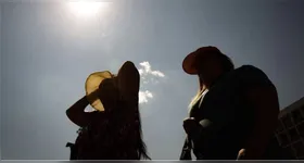 A onda de calor sentida no continente é o resultado de uma poderosa área de alta pressão na atmosfera. Ela faz com que o ar desça, se comprima e aqueça, suprima a cobertura de nuvens e resulte em sol forte.