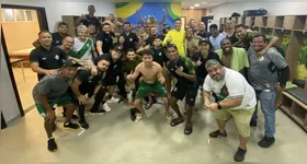 Elenco da Tuna festeja classificação para a segunda fase da Série D