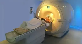 Homem de 61 anos é internado em estado grave após ser puxado por máquina de ressonância magnética nos EUA