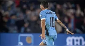 O uruguaio Bentancur recebe a marcação cerrada de José Martínez, jogador corintiano que defende a Venezuela. Celeste vence com autoridade