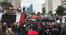 Milhares de pessoas protestam em São Paulo contra o ataque israelense a Gaza.