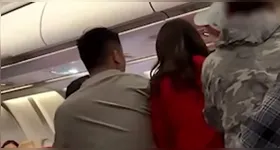 Uma comissária de bordo teria dito "senta aí" durante a discussão, o que exaltou os ânimos dos passageiros.