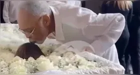 Ao se aproximar da filha, o pai, Gilberto Gil estava visivelmente emocionado e se despediu da cantora com um beijo na testa.