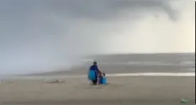 Apesar de dispersar quem estava no balneário, muitos preferiram enfrentar a tromba d'água.