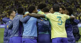 Jogadores do Brasil comemoram gol contra o Paraguai