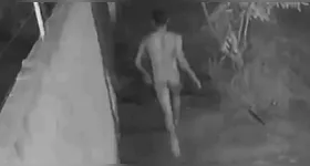 Rapaz de 25 anos correu sem roupas pelas ruas de Naviraí e se escondeu no telhado de uma casa após ser atacado pelo ex-namorado de sua ficante.