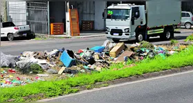 O DIÁRIO flagrou o lixo acumulado pelas ruas e calçadas em vários bairros do município