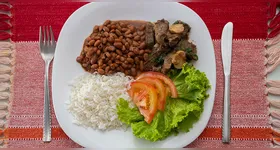 Arroz com feijão: mais que uma combinação clássica, um símbolo de brasilidade.