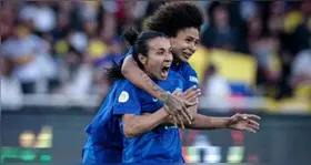 Com dois gols de Marta e decisão nos pênaltis, o Brasil vence a Colômbia e conquista seu nono título da Copa América Feminina.