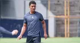 Matheus Davó durante o treino no Baenão, focado na preparação para o duelo decisivo contra o Athletic pela Série B.