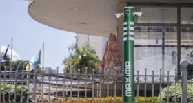 A tecnologia integra dispositivos de armazenamento em nuvem, gravação contínua e inteligência artificial avançada, capaz de detectar situações de risco antes mesmo que eventos negativos ocorram.