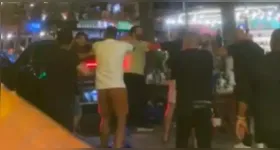 A confusão começou depois que Leandro Chermontt supostamente agrediu uma mulher durante a festa, o que causou uma briga generalizada entre ele e testemunhas.
