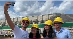 O programa da Norte Energia é estruturado para proporcionar tanto o aprendizado teórico em sala de aula quanto a experiência prática diretamente nas operações da empresa.