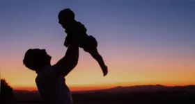 Um dado curioso é que 12% dos filhos pretendem homenagear outros pais da família, como avôs, padrastos e sogros, expandindo o conceito tradicional da data comemorativa.