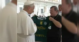 O papa Leão XIV recebeu a camisa do Palmeiras, mas torcedores notaram alguns detalhes estranhos nela.