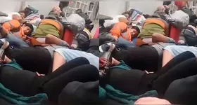 Passageiros do BRT se protegem abaixando na estação em meio a intenso tiroteio durante megaoperação policial no Rio.