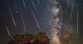 As chuvas de meteoros ocorrem quando diversos fragmentos espaciais, geralmente deixados por cometas, penetram na atmosfera terrestre.