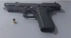 A arma utilizada no disparo pertence ao próprio soldado da Polícia Militar, segundo informações da ocorrência.