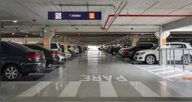 Pode parecer só um hábito, mas há uma explicação surpreendente por trás de abaixar o som na hora de estacionar.
