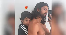 Foto do casal chamou a atenção de internautas